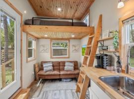 Tiny House hosted by Joe, hotel with parking in West Palm Beach