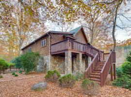 Riverfront Blue Ridge Cabin with Private Hot Tub, huvila kohteessa Mill Spring