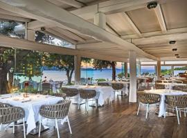 Hotel La Rocca Resort & Spa, resort en Baja Sardinia