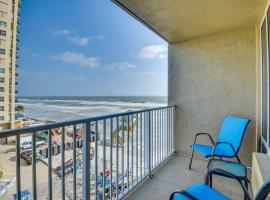 Breezy Daytona Beach Studio with Balcony and Views!، شقة في دايتونا بيتش