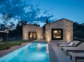 Villa Ulmus near Motovun for 6 people with heated pool & jacuzzi, feriebolig i Karojba
