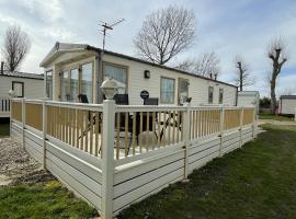 Sunny View - with wrap around decking, beach rental sa Kent