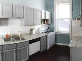 Cozy Apt in Walkable Area Downtown with Parking