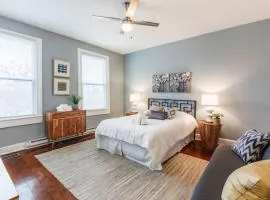 Stylish Flat in Walkable Downtown w Parking