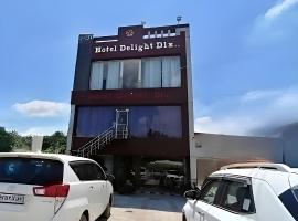 Hotel delight deluxe, hotel in Pipra Dewās