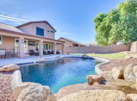 Glendale Home with Fire Pit Near State Farm Stadium!, atostogų namelis mieste Glendeilis