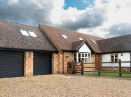 Superb 4BD Stay in Wyton and Houghton Village, vikendica u gradu 'Wyton'