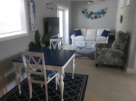So Coastal! A family and pet friendly home, hotel di Fort Myers