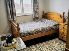 Deluxe Double Bed With Private Mordern Shower & Smart TV, heimagisting í Clydebank