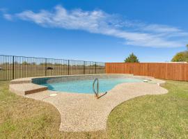Cozy Texas Retreat with Pool, Grill and Fenced-In Yard, hotel with parking in Sanger