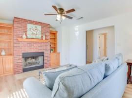 Relax Fireside! Poolside Oasis 3 Mi to Dtwn Sanger, hotel di Sanger