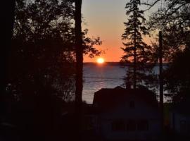 The Overlook at Lake Koshkonong - Lake Home Log Cabin、Edgertonのホテル