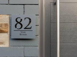82 Van Road, hotelli kohteessa Caerphilly