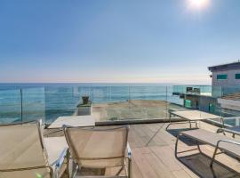 Beachfront Malibu Apartment with Ocean-View Balcony โรงแรมในมาลิบู