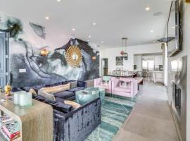 Oceanfront Apartment in Malibu with Beach Access! โรงแรมในมาลิบู