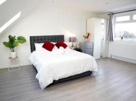 32GC Dreams Unlimited - Heathrow Studio Flat w free on-street parking, cottage in Staines upon Thames