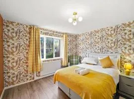 Beautiful 5 Bedroom Free Parking off