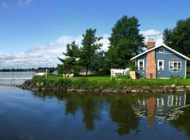 Cozy Fremont Cottage on Lake Poygan and Fishing Dock, holiday rental in Fremont