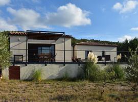 Beautiful holiday villa with private pool, hótel í Oupia