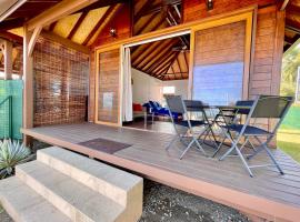 Blackstone Paea Premium beachfront bungalow private access wifi - 3 pers, hotel in Paea