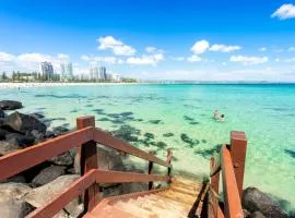 Surf Shack in Iconic Rainbow Bay - Coolangatta QLD (pet friendly)