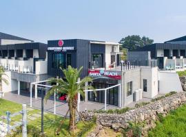 Jeju Chrismas Resort، فندق يسمح بالحيوانات الأليفة في جيجو