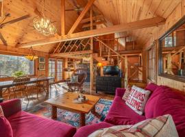 Coziest Cabin in Tahoe w Stone Fireplace Comfy Beds Close to Slopes & Lake, Hotel mit Parkplatz in Carnelian Bay