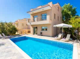 Villa Panorama Tria, holiday home in Droushia