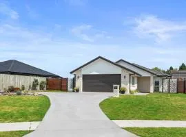 Beautiful Brand New Four-Bed Home near Redwood