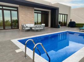 Beach front 2-bedroom villa Privat pool, rizort u gradu As Sifah