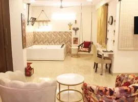 Luxurious Jacuzzi Hot Tub 1BHK Suite with Spa Tub 11