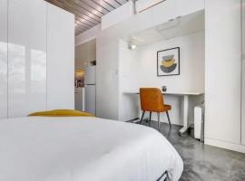 KCM Mikros Smart Apartments 2, hotel sa parkingom u gradu Klivlend