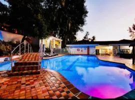 POBLADO TROPICAL 13 BEDROOM MANSION POOL JACUZZI AC BUTLER 5 MINUTES TO LLERAS
