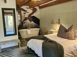 The Riverdeck Accommodation and Backpackers, glamping site sa Knysna