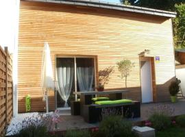 Gîte de la buse, secteur calme,2 chambres, Netflix, hotel con estacionamiento en Sedán