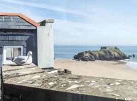 The Penthouse - Luxury 1 Bed - Panorama - Tenby, hotel in Tenby