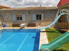 Acogedora casita/ loft de piedra con piscina, hotel em Becerril de la Sierra