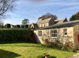 The Old Post Office Studio Apartment in a Beautiful Cotswold Village, family hotel sa Cirencester