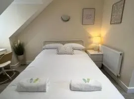 6 Studio Flat, 50m to Airbus