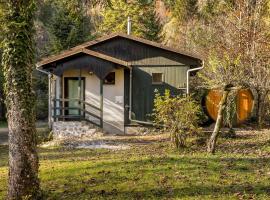Cabin by the river with Sauna, дом для отпуска в городе Polhov Gradec
