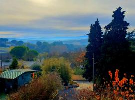 Rue Basse - village house overlooking the Pyrenees, отель в Монреале