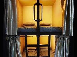 C Place - Capsule A, hostel in Manila