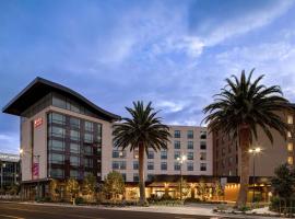 Home2 Suites By Hilton Anaheim Resort, khách sạn có bồn tắm nóng ở Anaheim