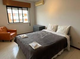Cozy 2 Bedroom in Olhão, cheap hotel in Quelfes