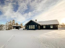 5 Bedroom Gorgeous Home In Rn, gæludýravænt hótel í Ron