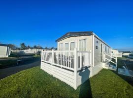 Lovely Caravan With Decking At Carlton Meres Holiday Park In Suffolk Ref 60023ch، فندق مع موقف سيارات في ساكسموندهام