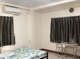 Apartment near Train and Mall -Bangkok, pet-friendly hotel in Ban Khlong Samrong