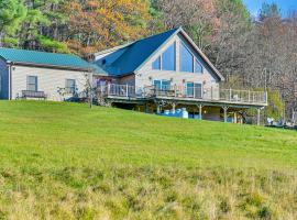 Charming New York Chalet with Hot Tub and Game Room!、Preston Hollowの駐車場付きホテル