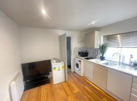 One Bedroom Annex with Private Entrance, hotel in Morden