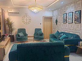 Luxury 4 Bdr Home in the city: Abuja'da bir kulübe